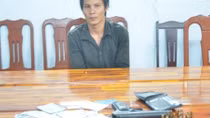 Đang khoe súng thì bị bắt