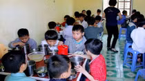 Xã hội hóa bữa ăn bán trú cho học sinh miền núi