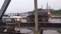 Xử phạt lái xe “vô tư” đi ngược chiều trên cầu Đuống