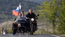 Tổng thống Putin trổ tài lái xít đờ ca trong lễ hội bóng đêm