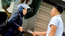 Một phóng viên bị nhân viên công ty xe tải cầm dao đe dọa