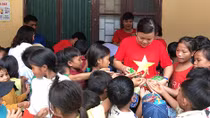 Sẻ chia với người dân và học sinh nghèo vùng mưa lũ miền Trung