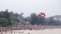 Du khách ùn ùn kéo ra biển Hải Phòng