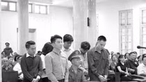  Nhiều bị hại mới xuất hiện, Tòa yêu cầu điều tra bổ sung vụ "sàn vàng ảo"