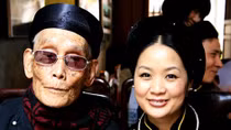 Chín lần mây khắp mùi nhang…