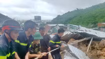 Lực lượng Công an giúp dân khắc phục hậu quả mưa lũ tại Nam Trung Bộ