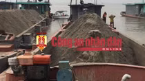 Bắt quả tang hàng chục tàu khai thác cát trái phép ở sông Hồng
