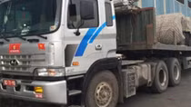 2 ô tô mang biển đỏ, chở quá tải, đi vào đường cấm