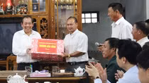 Phó Thủ tướng Trương Hòa Bình thăm hỏi ngư dân bị ảnh hưởng do sự cố môi trường biển