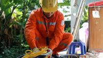 EVNHANOI sửa chữa, lắp đặt hệ thống điện cho 100% hộ nghèo huyện Thanh Oai