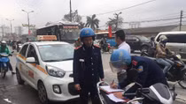 Bắt tận tay taxi điều chỉnh đồng hồ gian lận cước