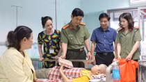 Cục An ninh Chính trị nội bộ tặng quà cho các cháu ở BV Nhi Trung ương