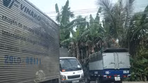 Xe trốn vé phá nát đường làng, dân lập chốt thu phí