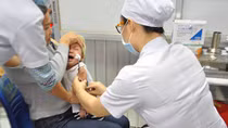 Khẩn trương vào cuộc để "hạ nhiệt" bệnh sởi và tay chân miệng
