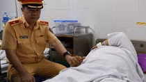 Thăm hỏi chiến sỹ CSGT bị thương khi làm nhiệm vụ