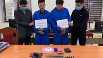 Thu giữ 4 con dao sắc lẹm cùng nhiều ma túy 