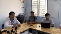 Gần 100 học sinh và giáo viên nhập viện do ngộ độc thực phẩm 