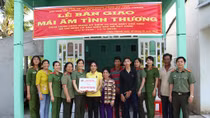 Tặng nhà cho đoàn viên có hoàn cảnh khó khăn