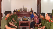 Thăm và tặng quà cho CBCS bị thương