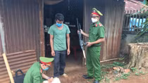 “Đi từng ngõ, gõ từng nhà” vận động người dân giao nộp vũ khí