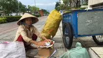 Những mảnh đời lăn theo bánh xe phế liệu