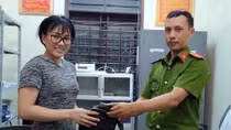 Trao trả tài sản trị giá gần 30 triệu đồng cho nữ du khách