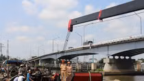 Phạt chủ phương tiện khai thác cát trái phép trên sông Vàm Cỏ Đông
