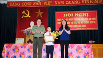 Khen thưởng học sinh nghèo trả nhặt được của rơi trả lại người đánh mất