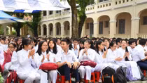 Sai - đúng khi phạt học trò quỳ gối?
