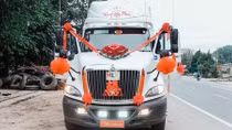 Màn rước dâu độc nhất vô nhị bằng... xe container