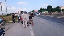 Say rượu gây tai nạn còn chặn xe ô tô, đánh người đi đường