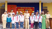 CSGT Hà Nam tuyên truyền Luật giao thông và trao quà cho học sinh nghèo