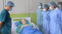 Hành trình cứu bệnh nhân phi công người Anh