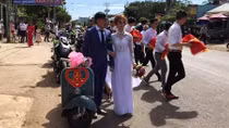 Dàn mô tô "khủng" hộ tống đoàn rước dâu bằng... Vespa cổ