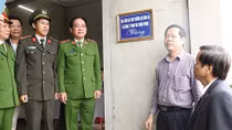 Bàn giao nhà tình nghĩa cho Thượng úy Nguyễn Công Quyền