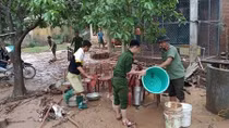 Công an Quảng Trị xuống xã giúp dân khắc phục hậu quả mưa lụt