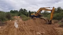 Bãi cát lậu ngay sau lưng… trụ sở UBND xã