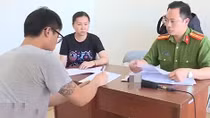 Nhiều cụ bà mất tiền tỷ vì một cuộc điện thoại