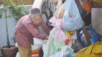 Cụ bà nghèo hơn 30 năm nhặt ve chai làm từ thiện