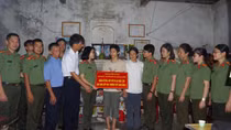 Công an Hà Nam nhận đỡ đầu học sinh nghèo học giỏi