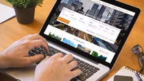 Nhận mua vé máy bay rẻ để chiếm đoạt gần 1 tỉ đồng