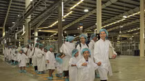 Vinamilk tổ chức cho con nhân viên tham quan siêu nhà máy sữa