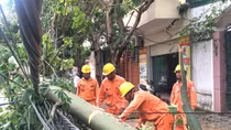 Khắc phục sự cố về truyền tải điện do bão số 2