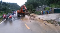 Quốc lộ 6 bị “chặt đứt”, ùn tắc kéo dài hàng kilomet