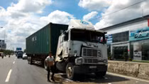 Tông xe liên hoàn trên quốc lộ 1A