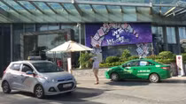 “Cuộc chiến” giữa taxi truyền thống và taxi công nghệ: Do bất bình đẳng trong chính sách?!