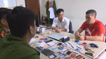 Bắt quả tang 1 người Trung Quốc dùng thẻ giả rút trộm tiền tại cây ATM
