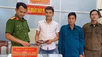 Hai cán bộ xã nhặt được của rơi trao trả cho người bị mất