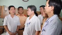 Thứ trưởng Nguyễn Văn Sơn thăm, tặng quà Thượng uý Nguyễn Anh Đức