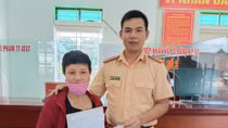 Người phụ nữ vui mừng nhận lại hoa tai, dây chuyền vàng đánh rơi